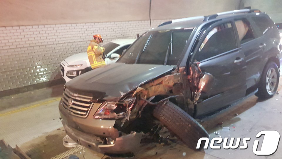 (울산=뉴스1) 조민주 기자 = 12일 오후 4시17분께 울산 동구 마성터널 출구 부근에서 차량 6대가 충돌하는 사고가 발생했다.경찰과 소방당국에 따르면 마성터널 강동에서 남목방향 …
