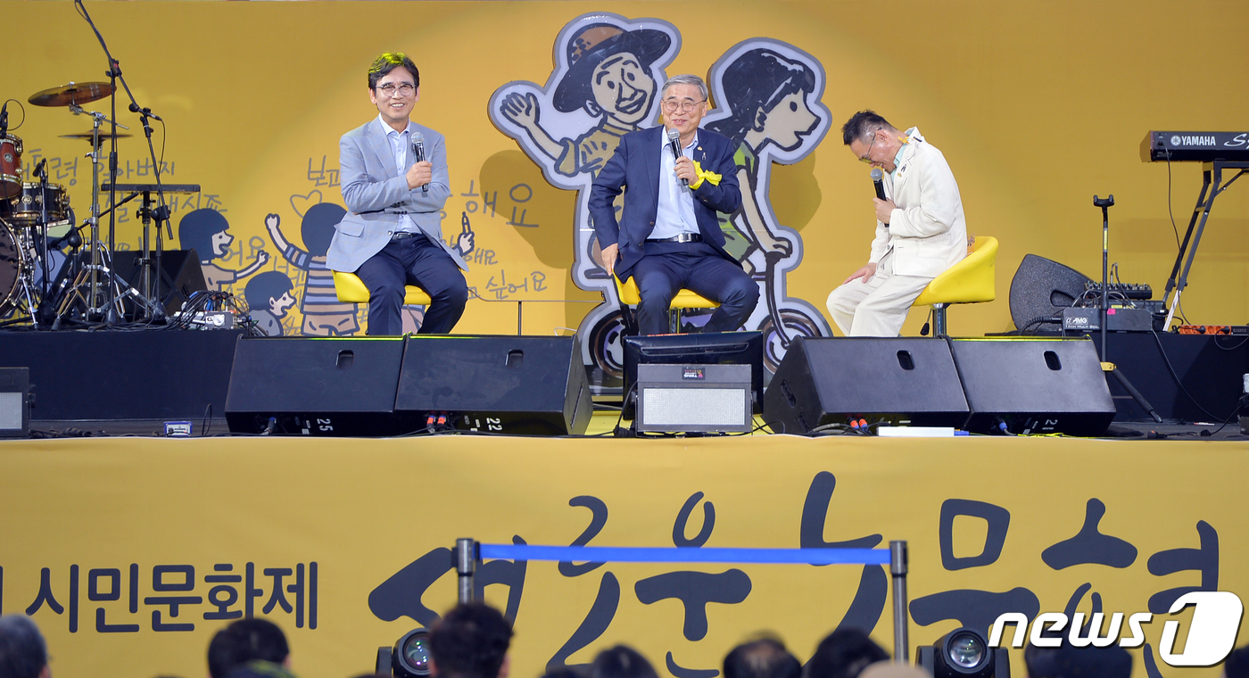 (광주=뉴스1) 한산 기자 = 유시민 노무현재단 이사장과 이종석 전 통일부장관이 12일 오후 광주 동구 5·18민주광장에서 열린 '노무현 대통령 10주기 시민문화제'에서 '시민 민 …