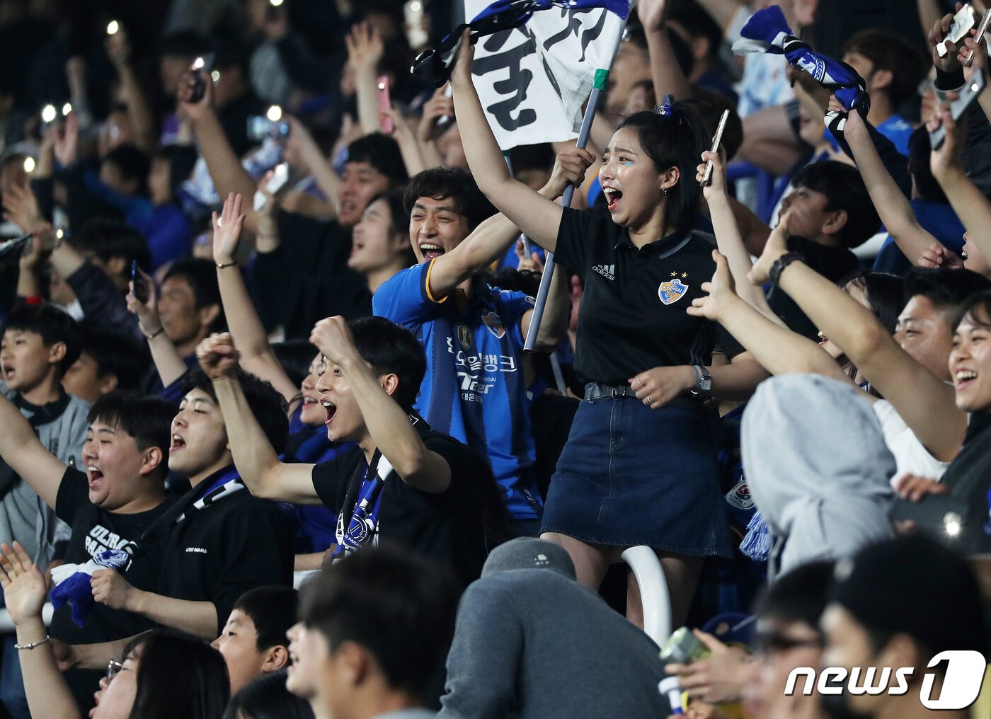 본문 이미지 - 12일 울산 문수축구경기장에서 열린 '하나원큐 K리그1 2019' 11라운드 울산현대와 전북현대의 경기에서 울산이 전북을 2대1로 이겼다.경기후 울산 서포터즈들이 승리 응원가를 부르고 있다 2019.5.12/뉴스1 ⓒ News1 이윤기 기자