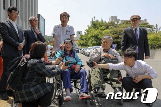 사자명예훼손 혐의로 재판을 받고 있는 전두환씨(88)에 대한 두번째 공판기일이 열린 13일 오후 광주법원 앞에서 5·18 당시 '헬기사격'을 목격하고 피해를 입었다고 주장하는 남현애씨와 이광영씨가 증인으로 출석하기 위해 법원으로 들어서기 앞서 기자들의 질문에 답하고 있다.2019.5.13/뉴스1 © News1 황희규 기자