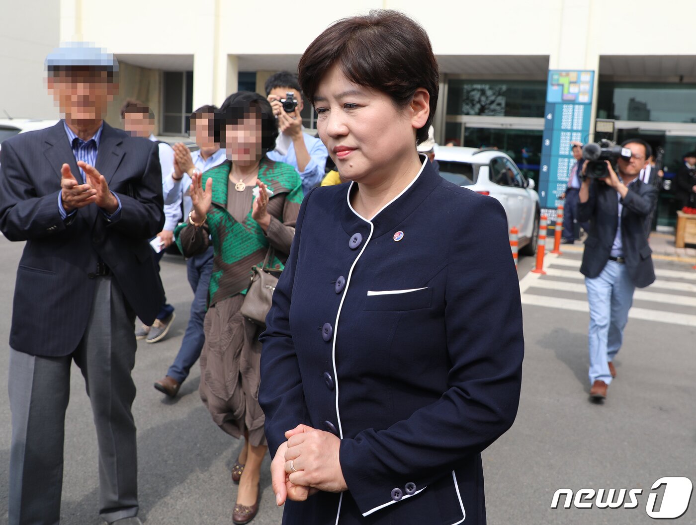 본문 이미지 - 지방교육자치법 위반 혐의로 1심에서 벌금 200만원을 선고 받은 강은희 대구시교육감이 13일 오후 대구고등법원에서 열린 항소심 선고 공판에서 벌금 80만원을 선고 받아 당선 무효형을 면했다. 공판을 마친 강 교육감이 지지자들의 박수를 받으며 법원을 나서고 있다. 2019.5.13/뉴스1 ⓒ News1 공정식 기자