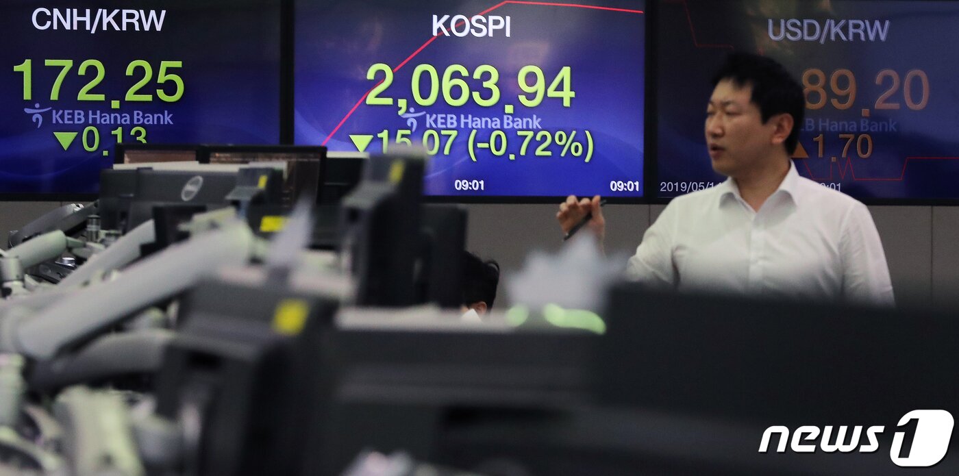 본문 이미지 - 미국과 중국의 무역갈등으로 인한 뉴욕증시 폭락에 14일 코스피가 하락 출발했다. 이날 서울 중구 KEB하나은행 명동점 딜링룸에 전공판에 코스피지수가 2060대를 나타내고 있다. 2019.5.14/뉴스1 ⓒ News1 구윤성 기자