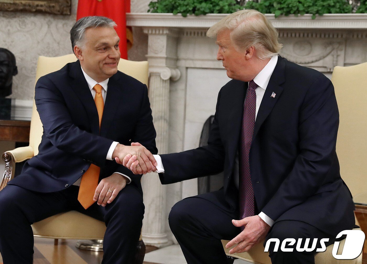 본문 이미지 - 트럼프 대통령 집권 1기 때인 2019년 5월 14일  백악관을 방문한 오르반 총리. ⓒ AFP=뉴스1 ⓒ News1 우동명 기자