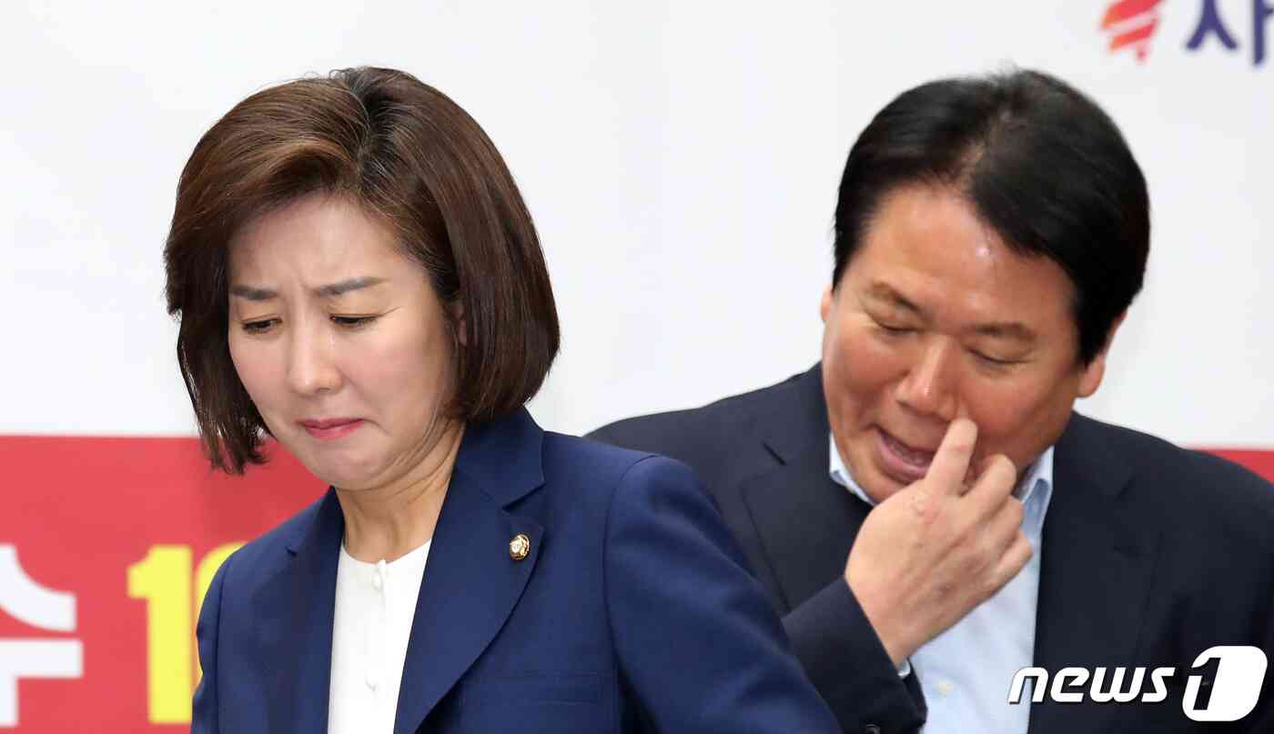 나경원 자유한국당 원내대표가 14일 서울 여의도 국회에서 열린 원내대책회의에 참석하며 정양석 수석부대표와 대화를 하고 있다. 2019.5.14/뉴스1 © News1 김명섭 기자