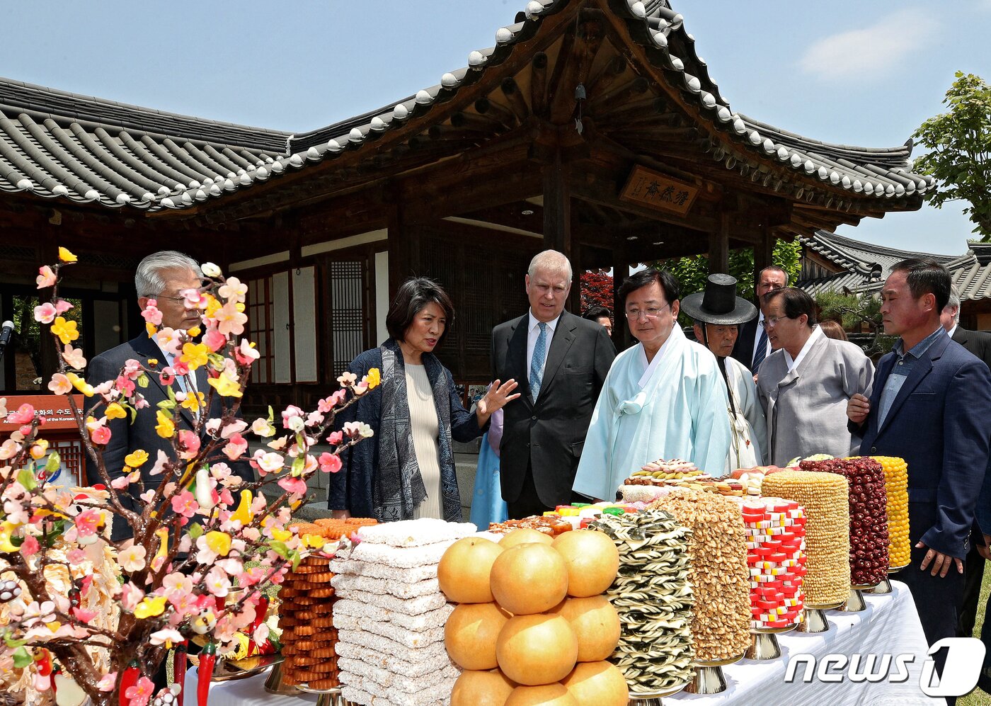 본문 이미지 - 영국 엘리자베스 2세 여왕의 차남 앤드루 왕자가 14일 경북 안동시 풍천면 하회마을을 찾아 담연재에서 엘리자베스 여왕의 생일상에 대한 설명을 듣고 있다. 2019.5.14/뉴스1 ⓒ News1 공정식 기자