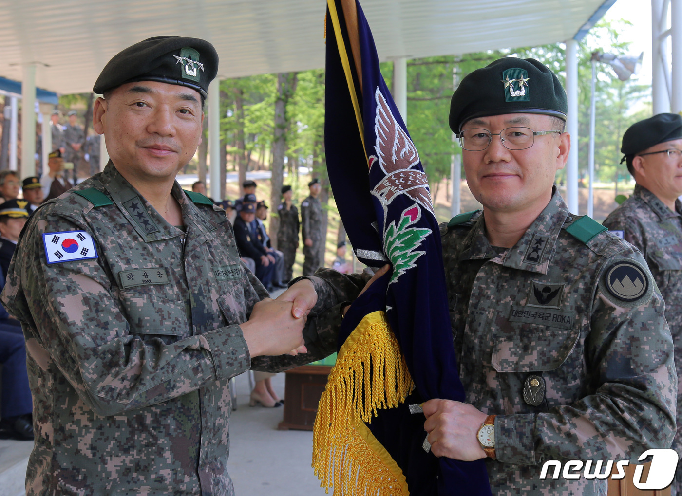 (양구=뉴스1) 하중천 기자 = 14일 육군 21사단 사령부에서 열린  제37ㆍ38대 사단장 이ㆍ취임식에서 장현주 신임 21사단장(오른쪽)이 박상근 3군단장으로부터 부대기를 이양 …