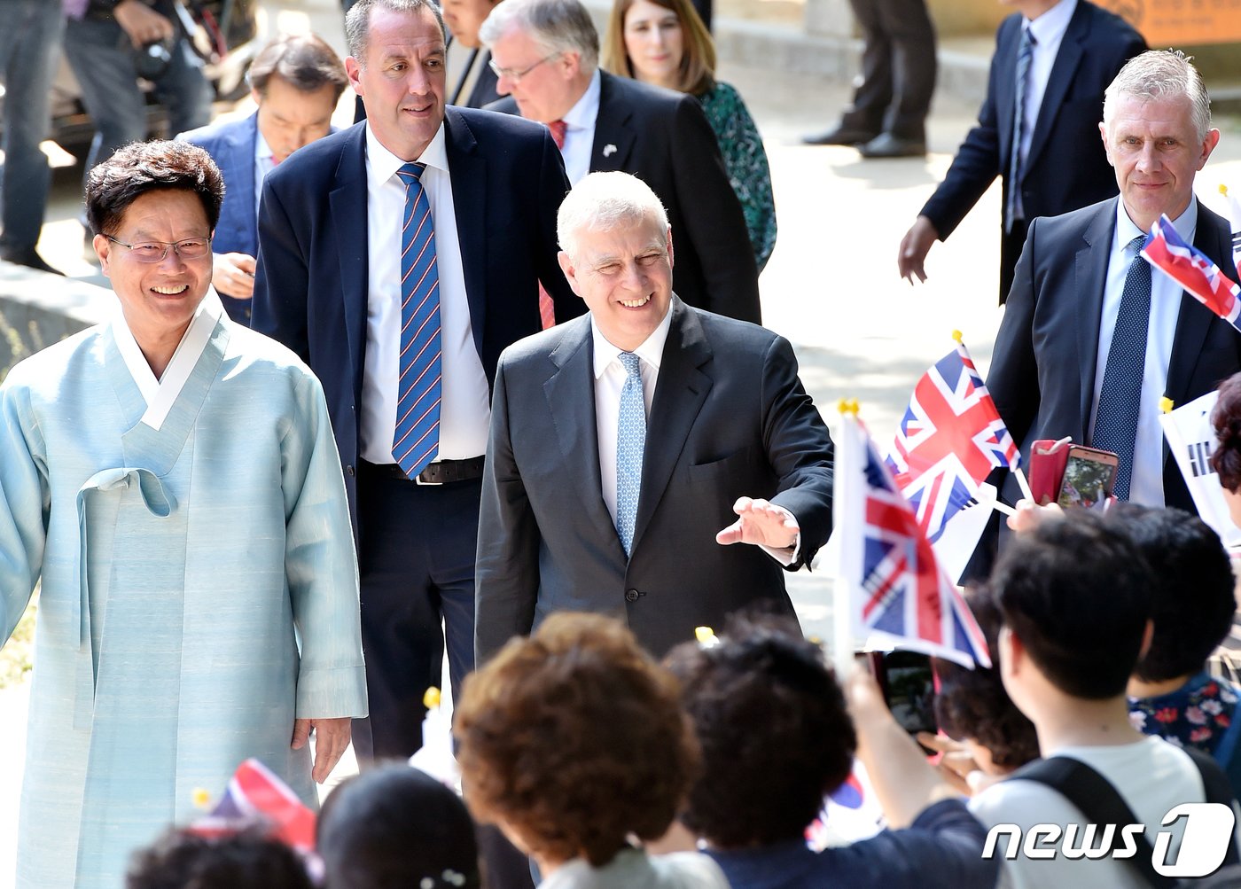 엘리자베스 2세 영국 여왕의 차남 앤드루 왕자가 14일 오후 경북 안동시 서후면 봉정사를 찾아 환영 나온 시민들을 향해 미소짓고 있다. 2019.5.14/뉴스1 ⓒ News1 공정식 기자