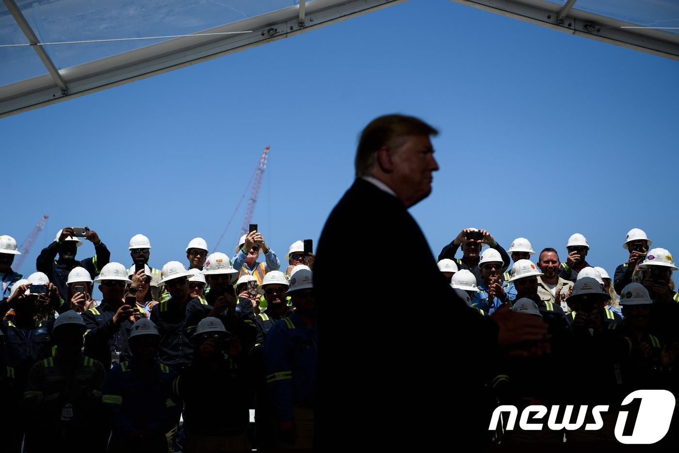 본문 이미지 - 도널드 트럼프 미국 대통령이 지난 2019년 루이지애나주 핵베리에 있는 캐머런 LNG 수출기지에서 연설을 하기위해 도착한 모습 ⓒ AFP=뉴스1 ⓒ News1 우동명 기자