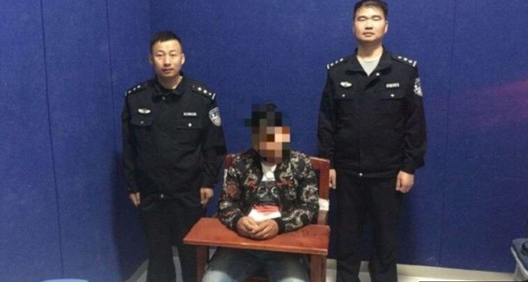 본문 이미지 - 경찰에 연행된 반씨 - 웨이보 갈무리