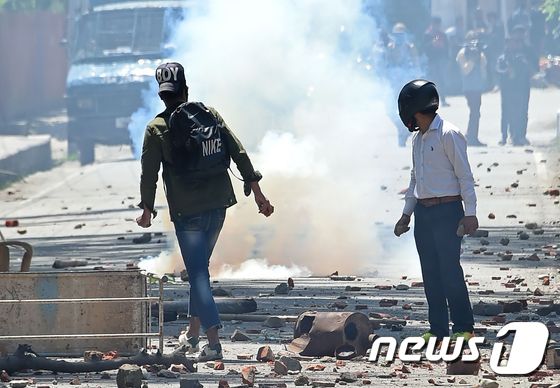 시위 현장에 최루탄이 자욱하다 © AFP=뉴스1