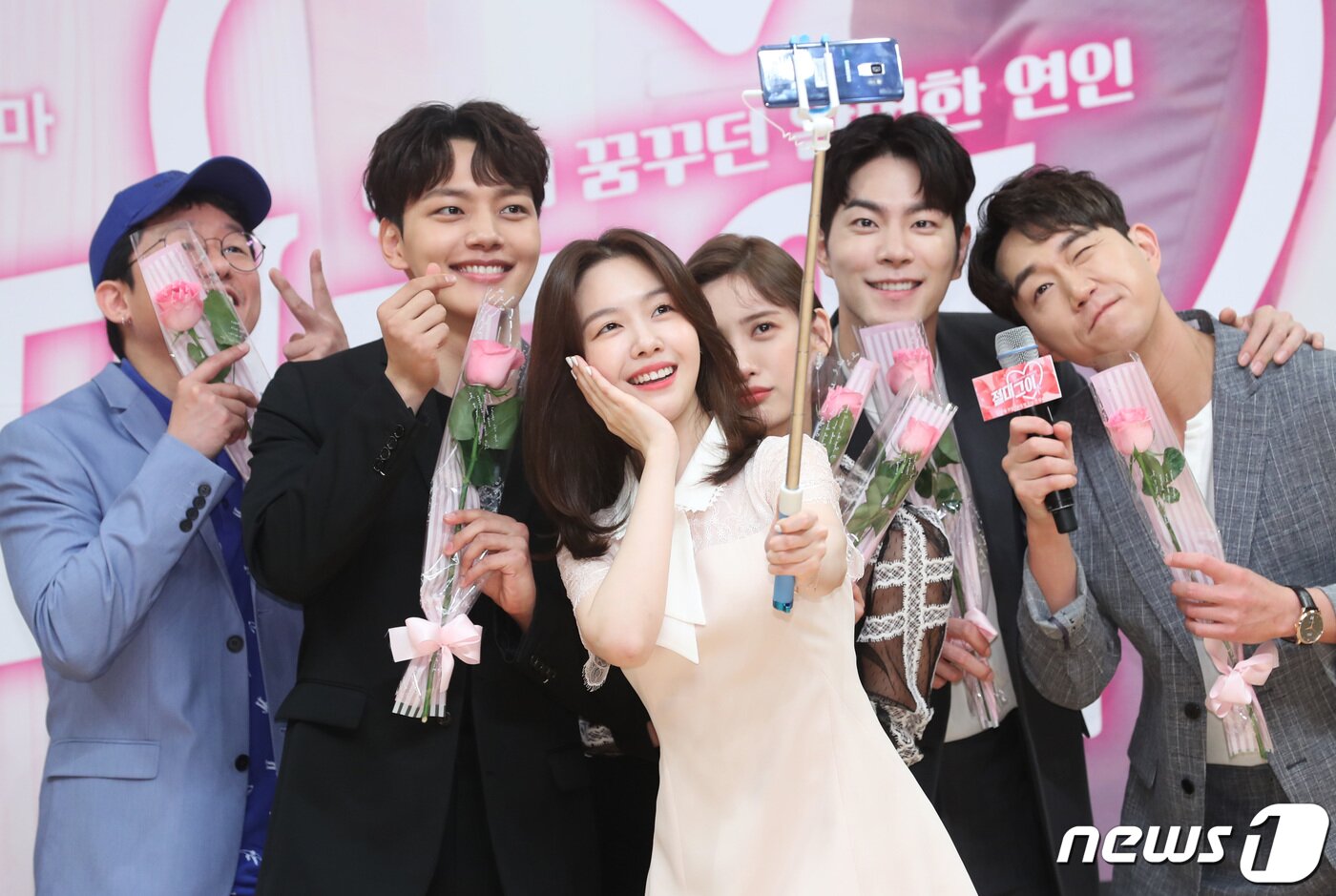 본문 이미지 - 정정화 pd(왼쪽부터), 배우 여진구, 방민아, 홍서영, 홍종현, 최성원이 15일 오후 서울 목동SBS에서 열린 새 수목드라마 ‘절대 그이’(극본 양혁문/연출 정정화) 제작발표회에 참석해 포즈를 취하고 있다.  2019.5.15/뉴스1 ⓒ News1 권현진 기자