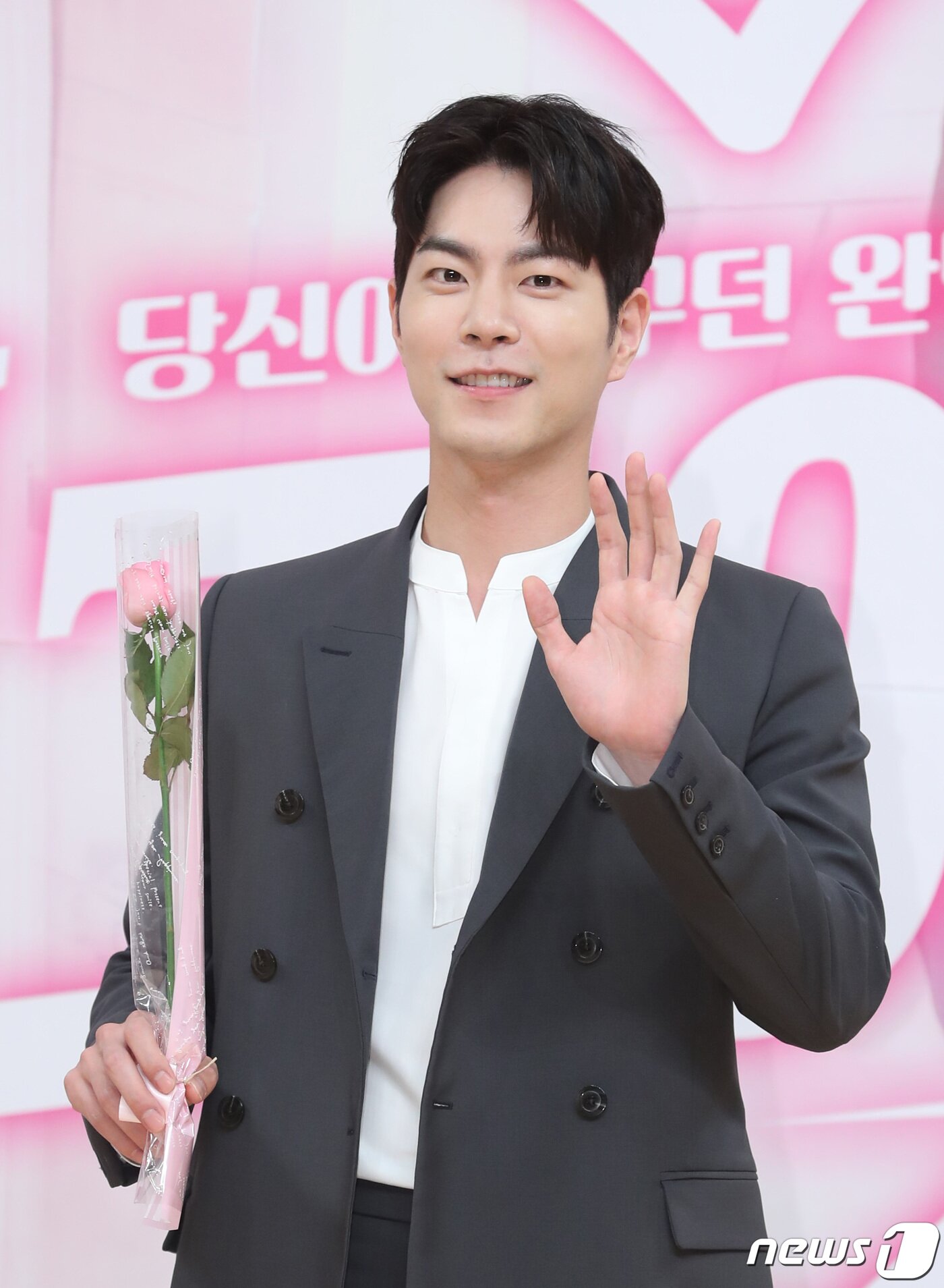 본문 이미지 - 배우 홍종현이 15일 오후 서울 목동SBS에서 열린 새 수목드라마 ‘절대 그이’(극본 양혁문/연출 정정화) 제작발표회에 참석해 포즈를 취하고 있다. 2019.5.15/뉴스1 ⓒ News1 권현진 기