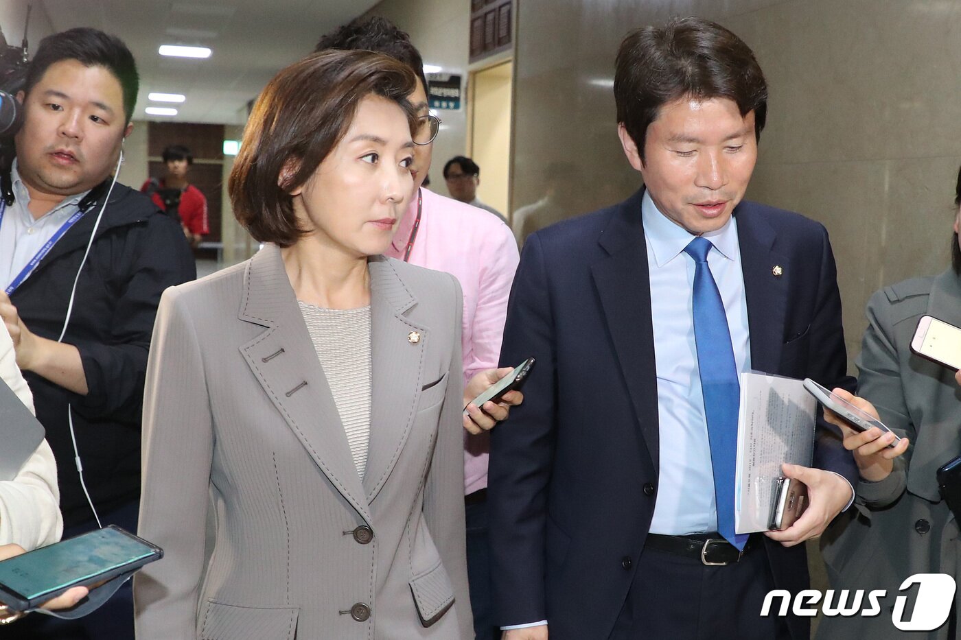 본문 이미지 - 이 원내대표(오른쪽)와 나  원내대표. 2019.5.15/뉴스1 ⓒ News1 임세영 기자