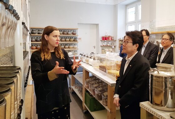 본문 이미지 - 조명래 환경부 장관(오른쪽)이 지난 5월15일 오전(현지시간) 독일 베를린에서 일회용 플라스틱 포장재를 사용하지 않는 마트인 오리기날 운페어팍트(Original Unverpackt)에 방문해 관계자로부터 일회용품 사용을 줄이기 위한 실천 노력 등에 대한 설명을 듣고 있다.(환경부 제공)2019.5.15/뉴스1