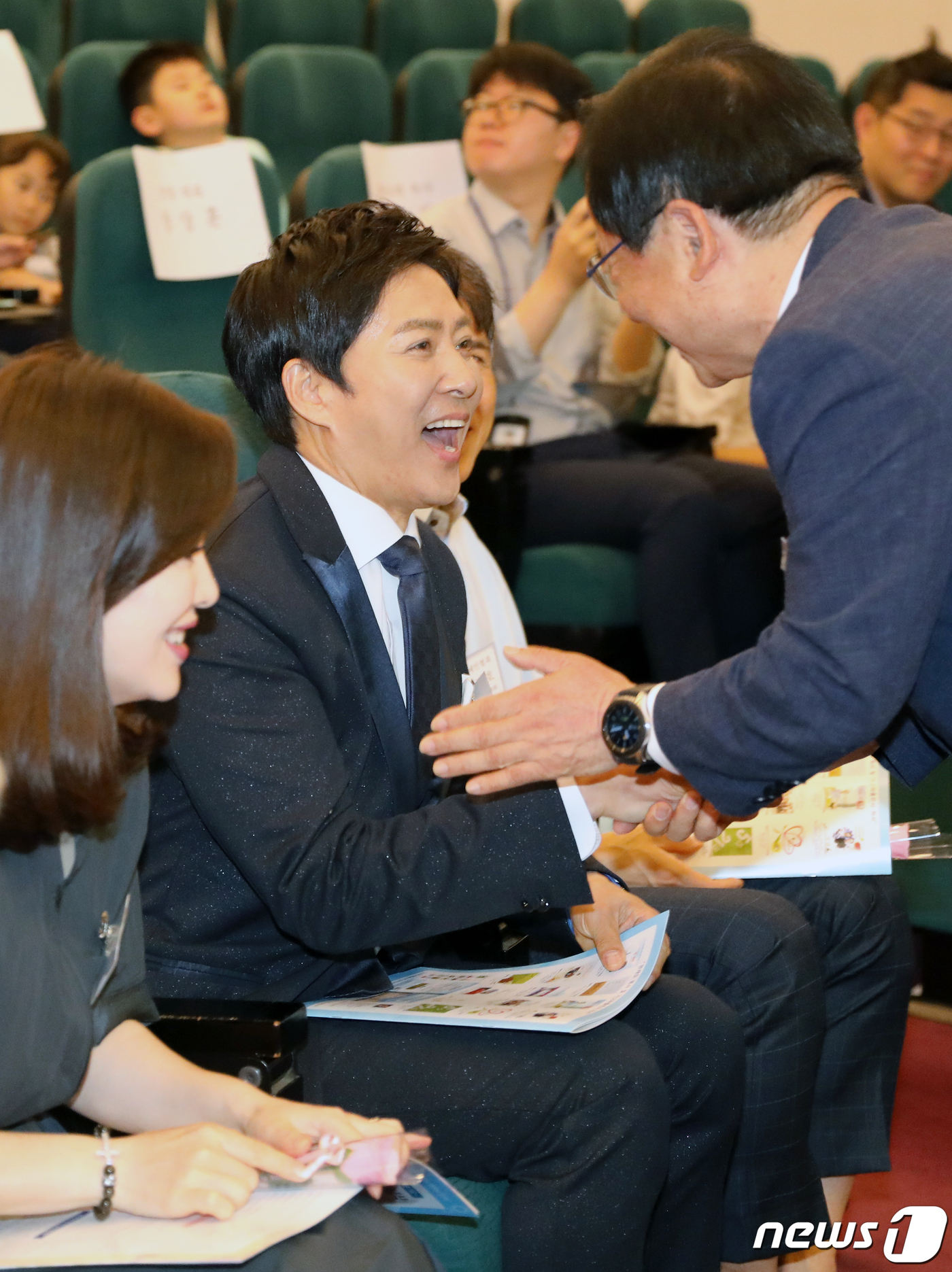 (서울=뉴스1) 이종덕 기자 = 16일 서울 여의도 국회 도서관 강당에서 열린 제25회 부부의날 기념 '2019 세계부부의날 국회 기념식'에서 이주영 국회부의장이 올해의 부부 대상 …