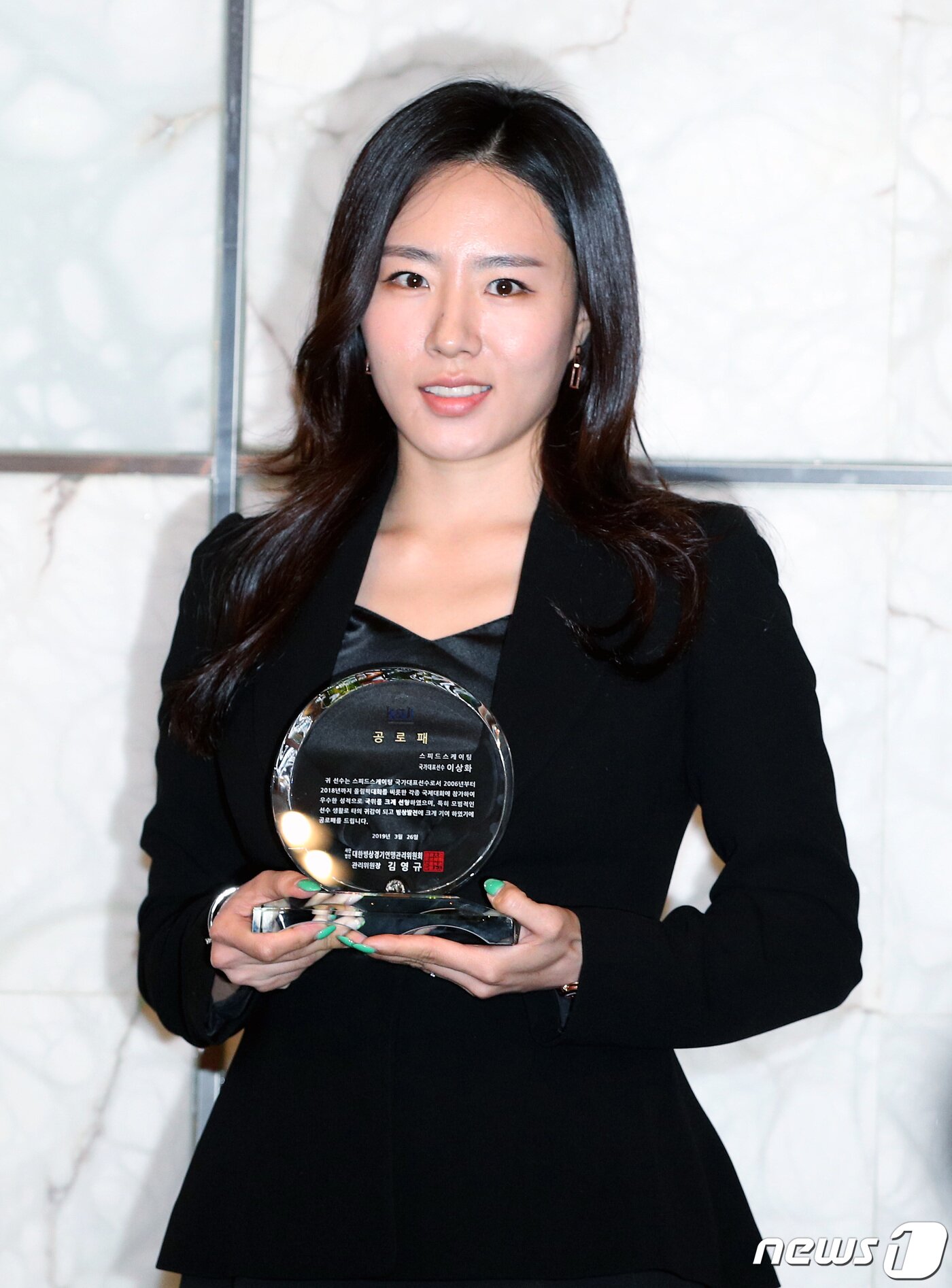 본문 이미지 - '빙속여제' 이상화가 16일 오후 서울 중구 더플라자호텔에서 열린 공식 은퇴식 및 기자간담회에서 받은 빙상연맹 공로패를 들고 포즈를 취하고 있다. 2019.5.16/뉴스1 ⓒ News1 박정호 기자