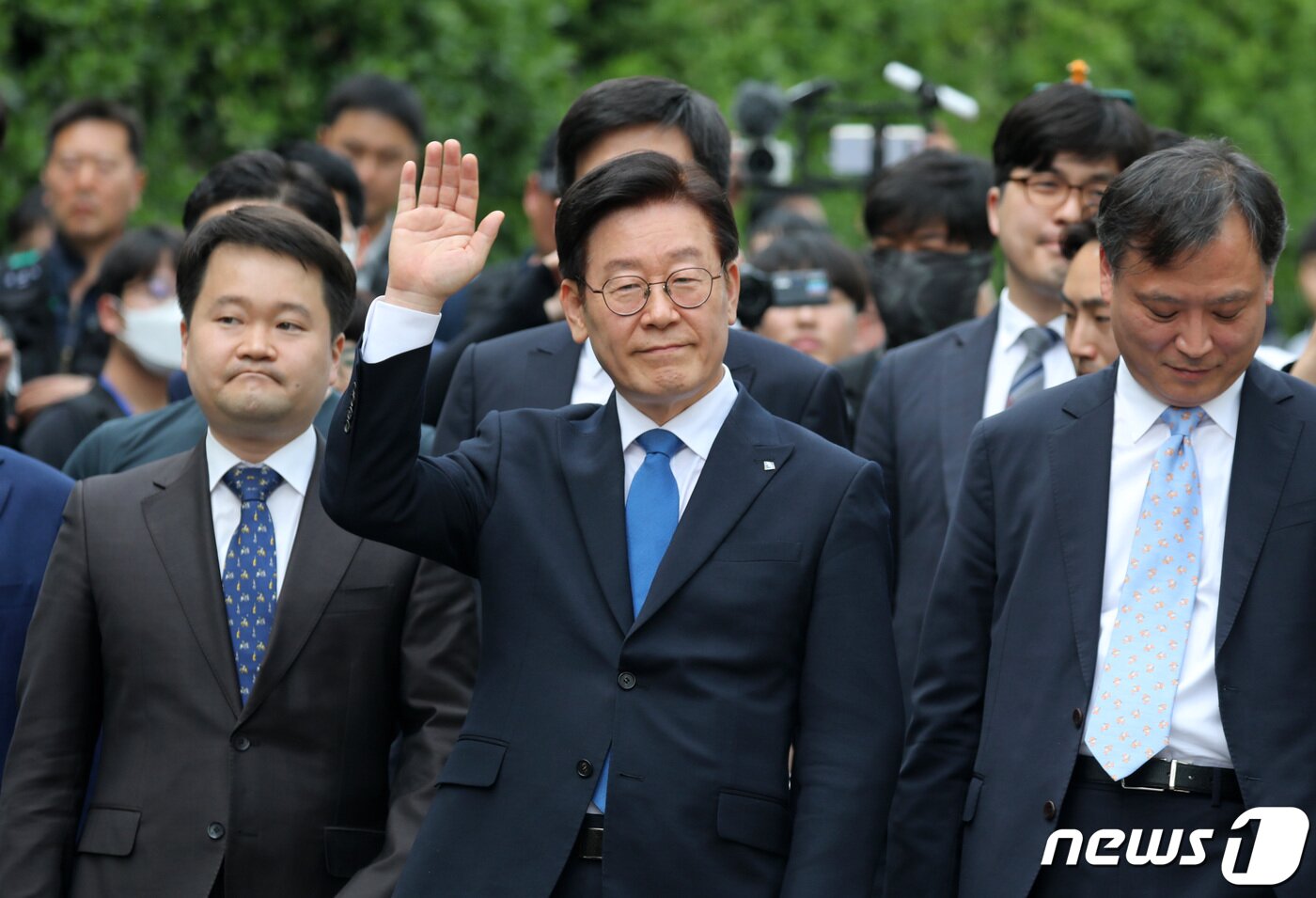 본문 이미지 - 직권남용·공직선거법 위반 혐의로 기소된 이재명 경기도지사가 지난 16일 오후 경기도 성남시 수원지방법원 성남지원에서 열리는 1심 선고 공판에서 무죄를 선고 받고 법원을 나서고 있다. ⓒ News1 조태형 기자