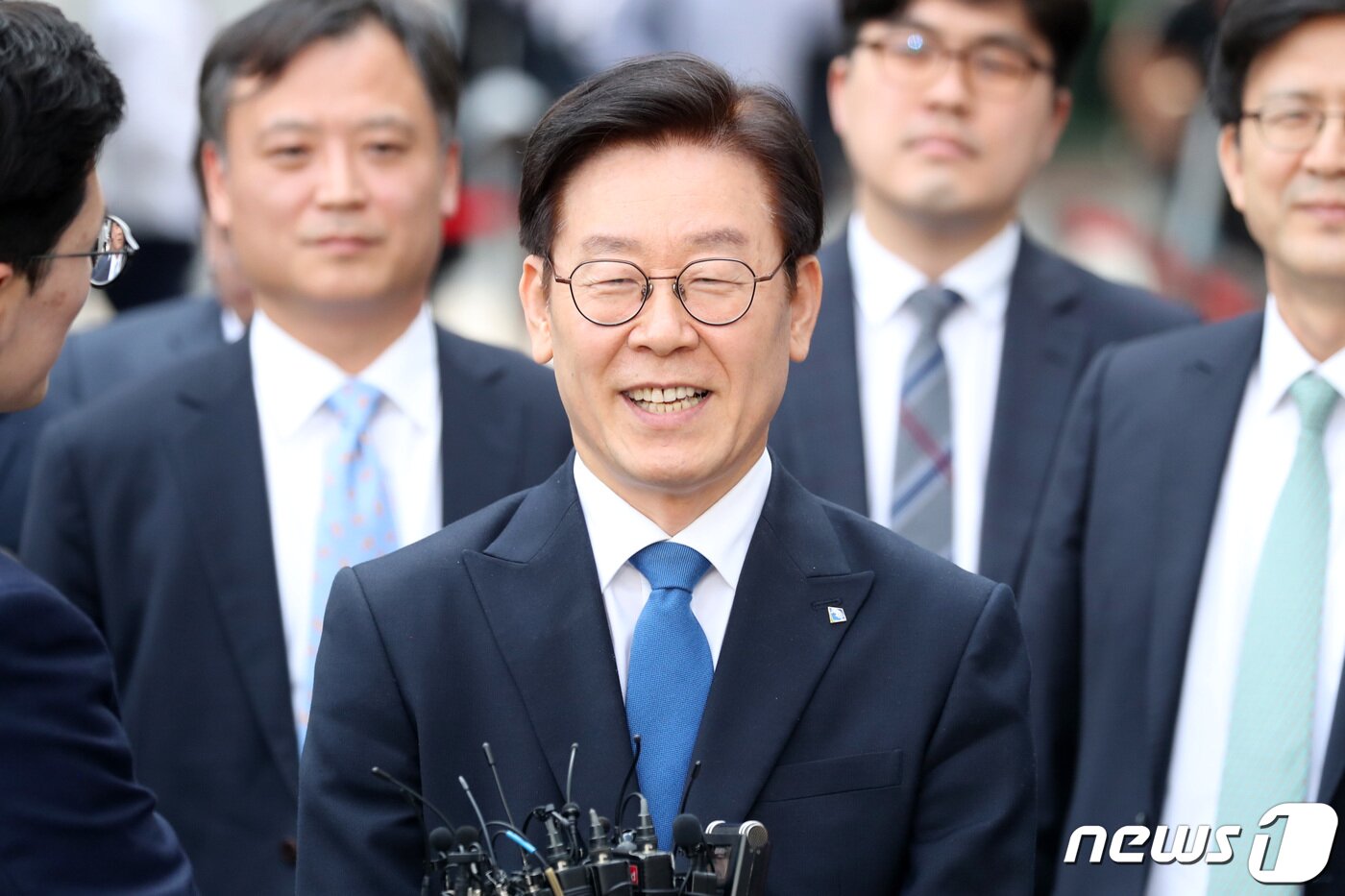 본문 이미지 - 직권남용·공직선거법 위반 혐의로 기소된 이재명 경기도지사가 16일 오후 경기도 성남시 수원지방법원 성남지원에서 열린 1심 선고 공판에서 무죄를 선고 받고 입장을 밝히고 있다. 2019.5.16/뉴스1 ⓒ News1 조태형 기자