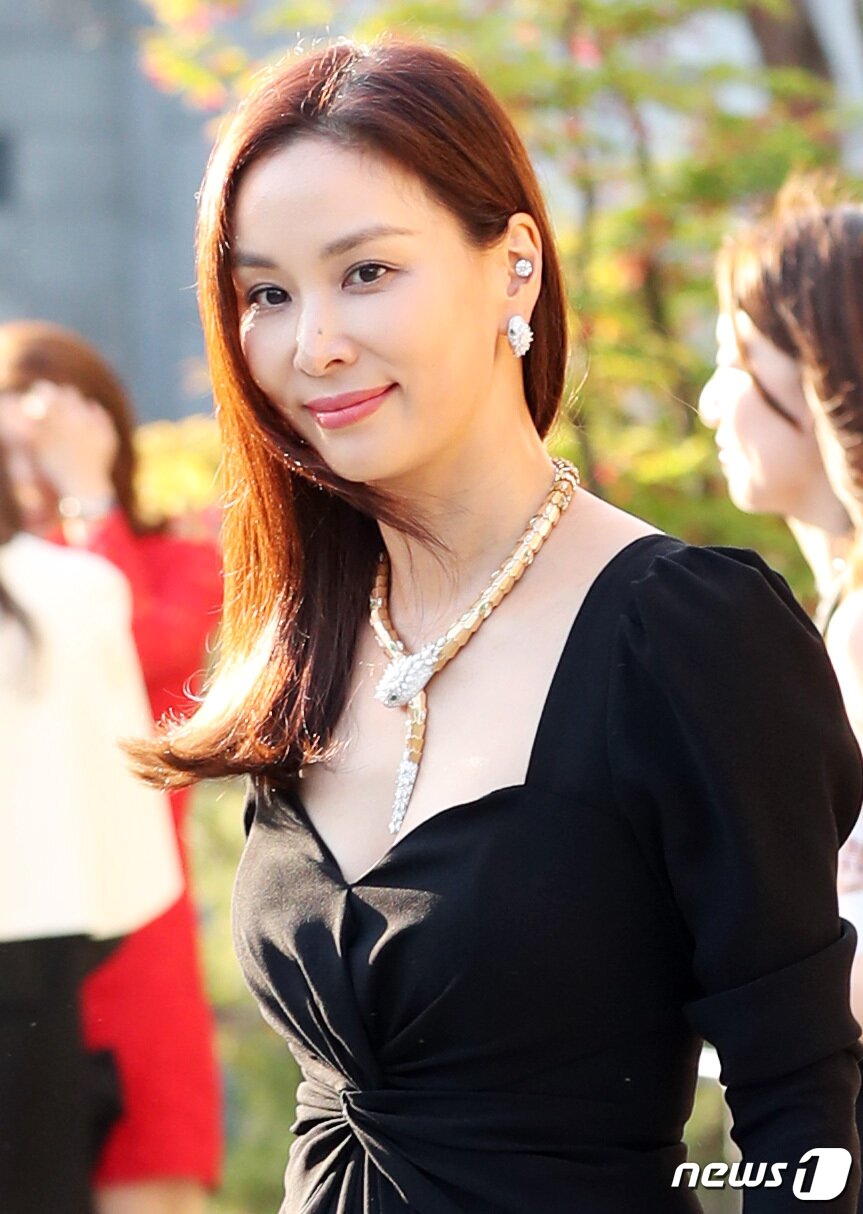 본문 이미지 - 배우 고소영이 16일 오후 서울 반얀트리 클럽 앤 스파에서 열린 한 이탈리아 브랜드 포토 행사에 뱀 목걸이를 하고 참석하고 있다. 2019.5.16/뉴스1 ⓒ News1 권현진 기자