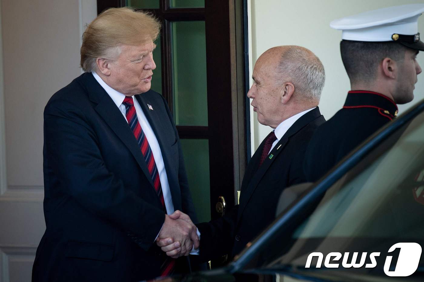 (워싱턴 AFP=뉴스1) 우동명 기자 = 도널드 트럼프 미국 대통령이16일(현지시간) 워싱턴 백악관에서 윌리 마우러 스위스 대통령과 악수를 하고 있다. 트럼프 대통령은 이날 취재진 …