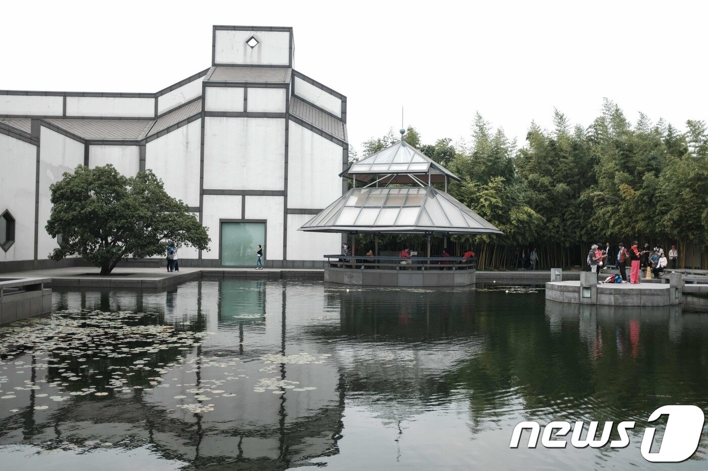 본문 이미지 - 이오 밍 페이는 어릴 적 방문한 쑤저우의 정원에서 많은 영감을 받았다고 한다. 사진은 페이가 설계한 쑤저우 박물관. ⓒ AFP=뉴스1