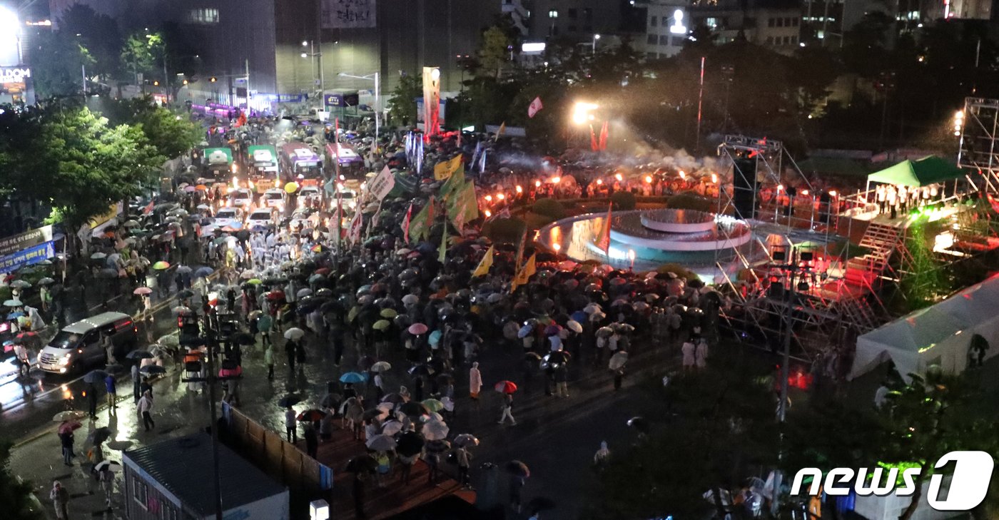 본문 이미지 - 지난 2019년 5월 17일 오후 광주 동구 5·18민주광장에서 열린 '5·18 전야제'에서 80년 5월 당시를 재연하는 횃불이 타오르고 있다. 2019.5.17/뉴스1 