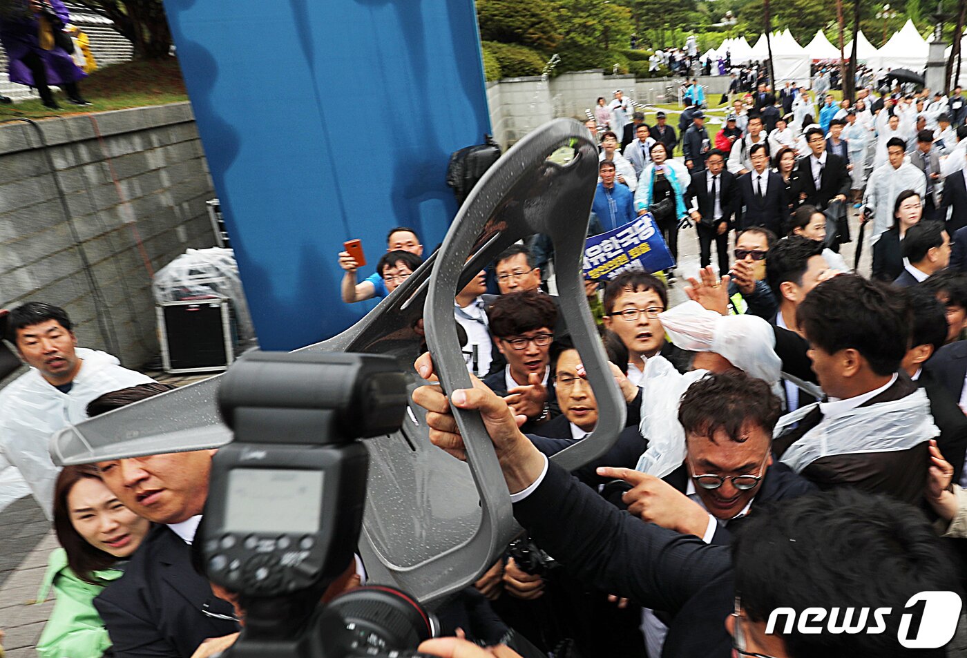 본문 이미지 - 황교안 자유한국당 대표가 18일 5.18민주화운동 39주년 기념식에 참석하기 위해 국립5.18민주묘지 입구를 들어서려다 시민들로부터 거센 항의를 받고 있다. 2019.5.18/뉴스1 ⓒ News1 황희규 기자