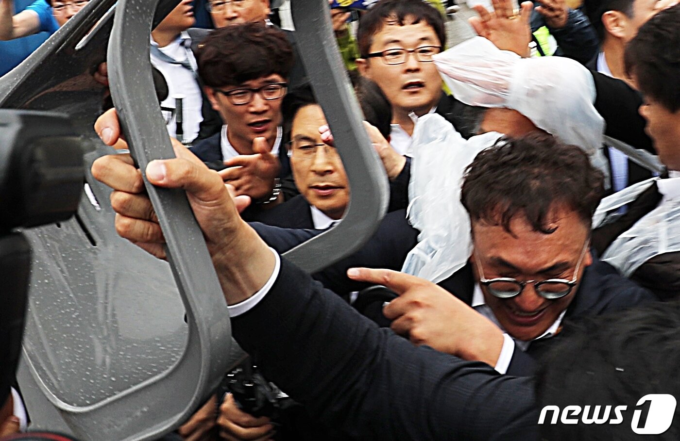 본문 이미지 - 황교안 자유한국당 대표가 18일 5.18민주화운동 39주년 기념식에 참석하기 위해 국립5.18민주묘지 입구를 들어서다 시민들로부터 거센 항의를 받고 있다. 2019.5.18/뉴스1 ⓒ News1 황희규 기자