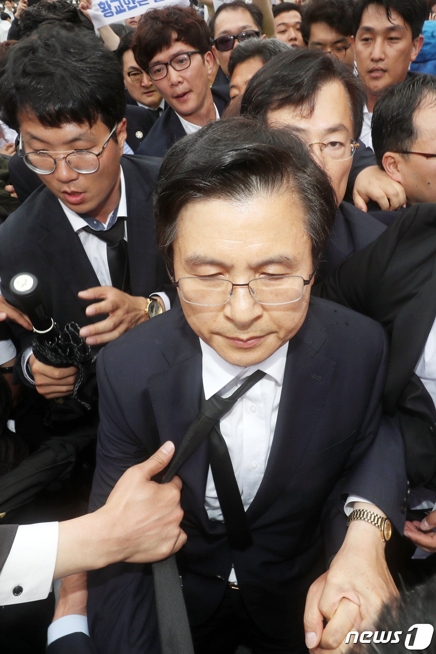 본문 이미지 - 황교안 자유한국당 대표가 18일 광주 북구 국립5·18민주묘지에서 열린 제39주년 5·18민주화운동 기념식에 참석하기 위해 행사장에 들어서면서 시민들의 거센 항의를 받고 있다. 2019.5.18/뉴스1 ⓒ News1 황희규 기자