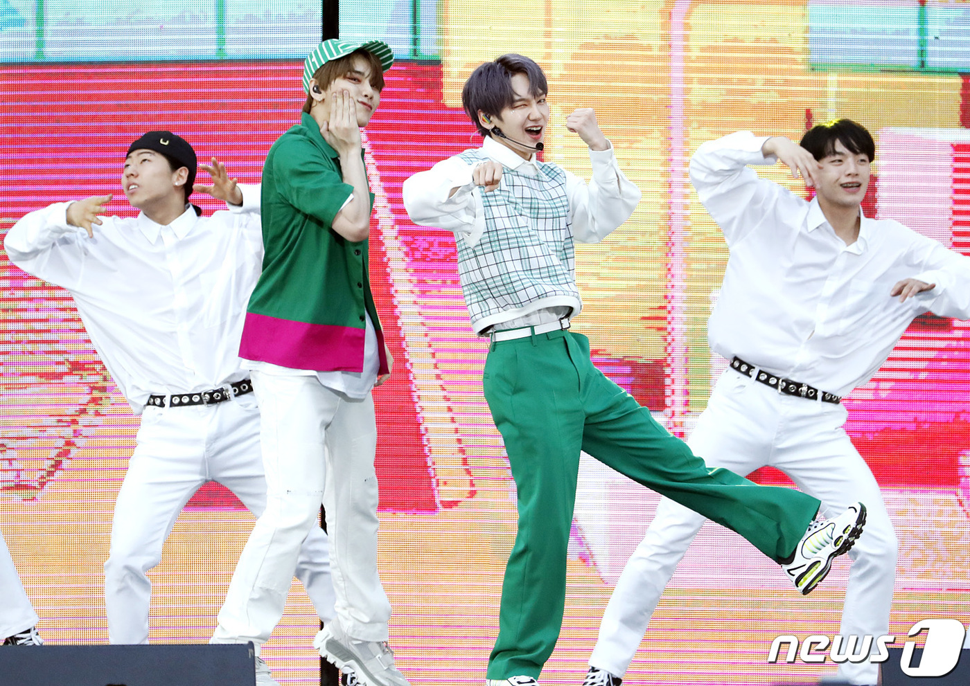 (서울=뉴스1) 권현진 기자 = JBJ95 상균, 켄타(오른쪽) 18일 오후 서울 성산동 마포구 월드컵경기장에서 열린 '제 25회 2019 드림콘서트'에 출연해 화려한 공연을 선보 …