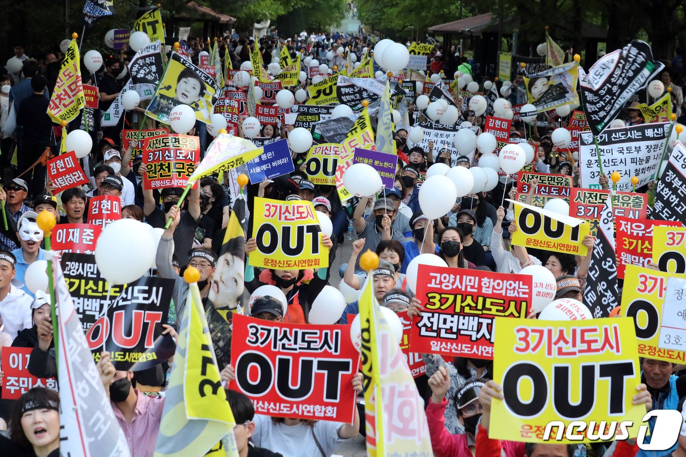 18일 오후 경기 일산서구 주엽공원에서 열린 &#39;2차 3기 신도시 지정 반대 집회&#39;에서 검단· 일산·운정신도시연합회 회원들이 구호를 외치고 있다. 2019.5.18/뉴스1 ⓒ News1 황기선 기자