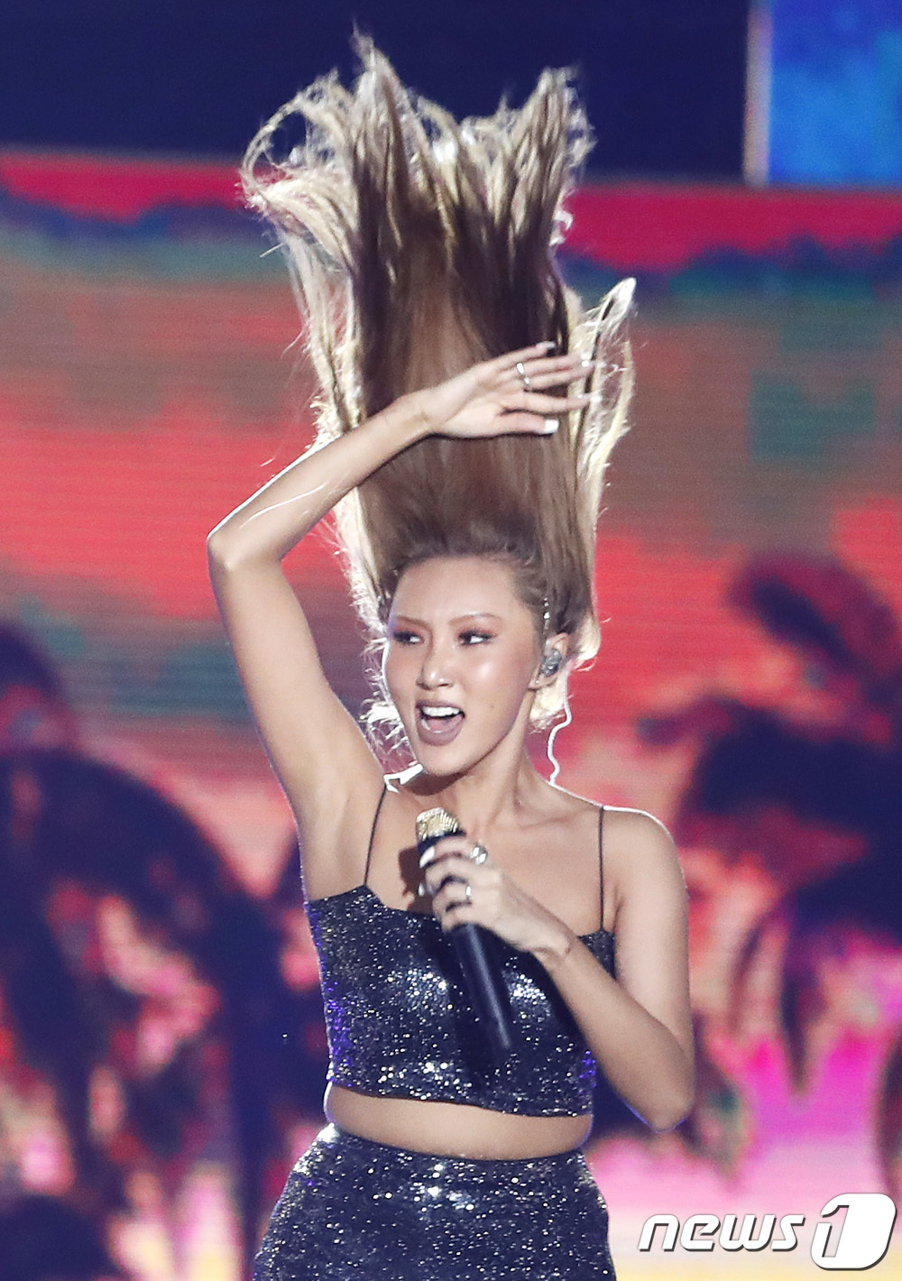 (서울=뉴스1) 권현진 기자 = 마마무 화사가 18일 오후 서울 성산동 마포구 월드컵경기장에서 열린 '제 25회 2019 드림콘서트'에 출연해 화려한 공연을 선보이고 있다. 201 …