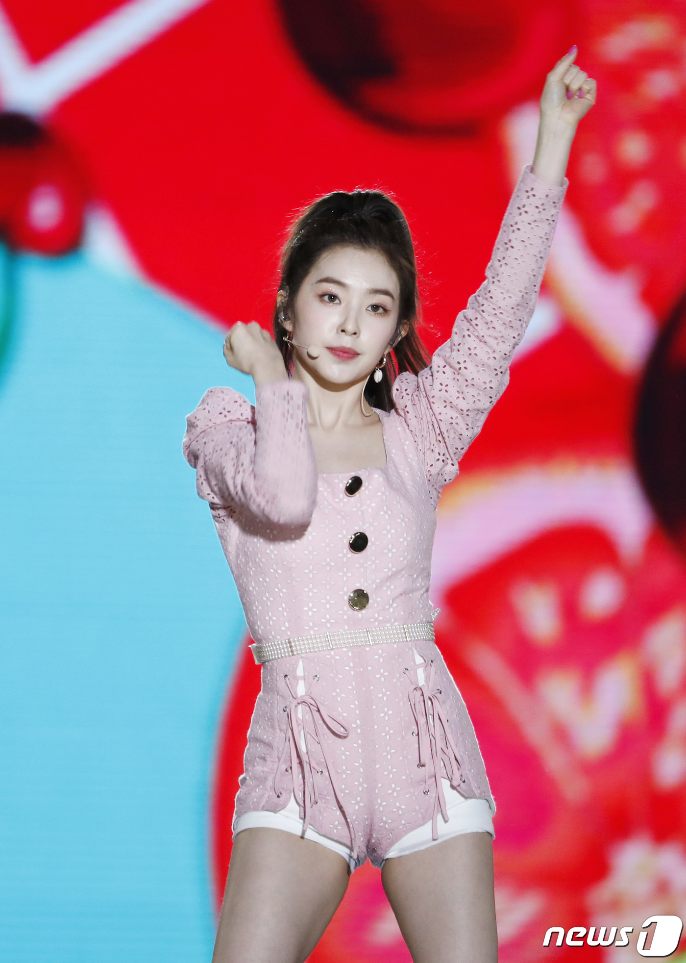 (서울=뉴스1) 권현진 기자 = 레드벨벳 아이린이 18일 오후 서울 성산동 마포구 월드컵경기장에서 열린 '제 25회 2019 드림콘서트'에 출연해 화려한 공연을 선보이고 있다. 2 …