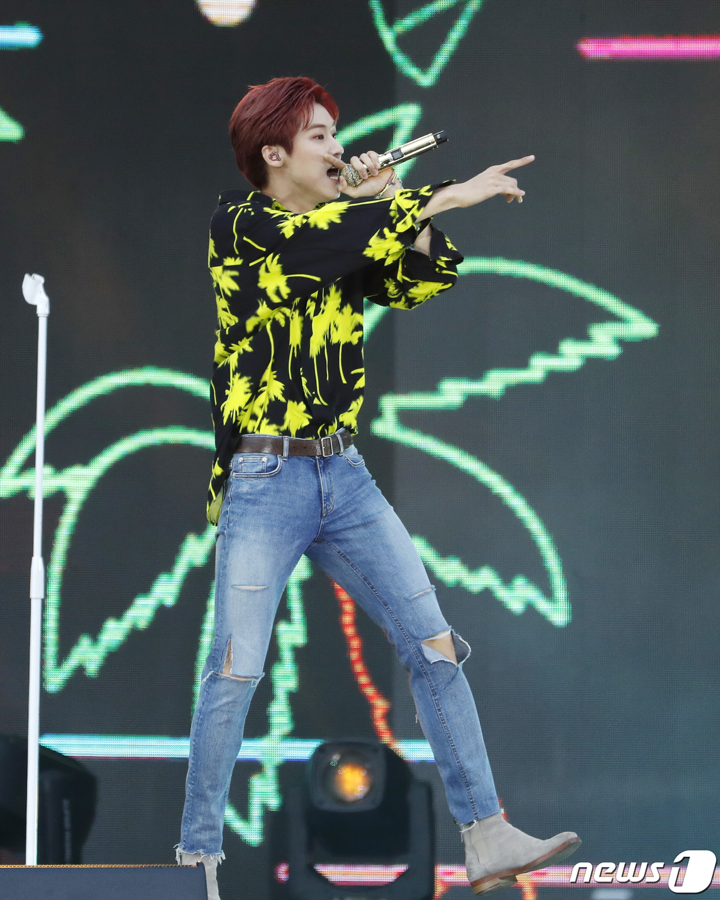 (서울=뉴스1) 권현진 기자 = 엔플라잉 이승협이 18일 오후 서울 성산동 마포구 월드컵경기장에서 열린 '제 25회 2019 드림콘서트'에 출연해 화려한 공연을 선보이고 있다. 2 …