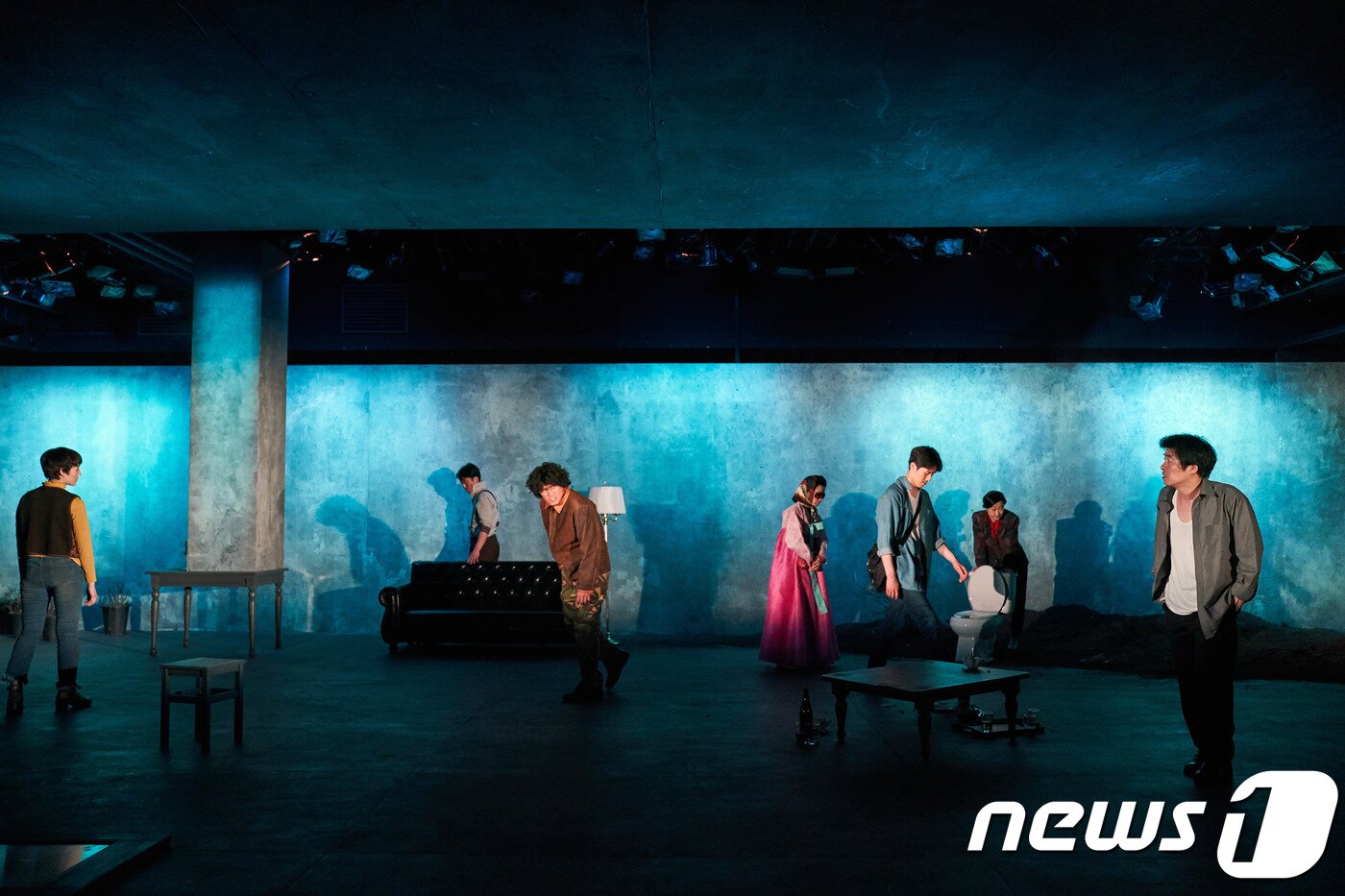 본문 이미지 - 연극 '녹천에는 똥이 많다' (제공 두산아트센터) ⓒ 뉴스1