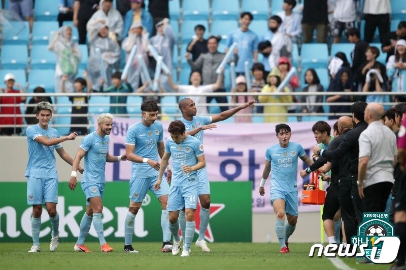 본문 이미지 - 대구FC 선수들이 19일 DGB대구은행파크에서 열린 &#39;하나원큐 K리그1 2019&#39; 12라운드 인천 유나이티드전에서 에드가의 결슬골 후 기뻐하고 있다.&#40;한국프로축구연맹 제공&#41; ⓒ 뉴스1