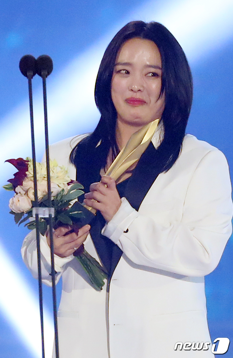 (서울=뉴스1) = 배우 권소현이 1일 오후 서울 강남구 삼성동 코엑스에서 열린’제55회 백상예술대상'시상식 영화부문 여자조연상을 수상한 후 소감을 밝히고 있다.(일간스포츠 제공) …