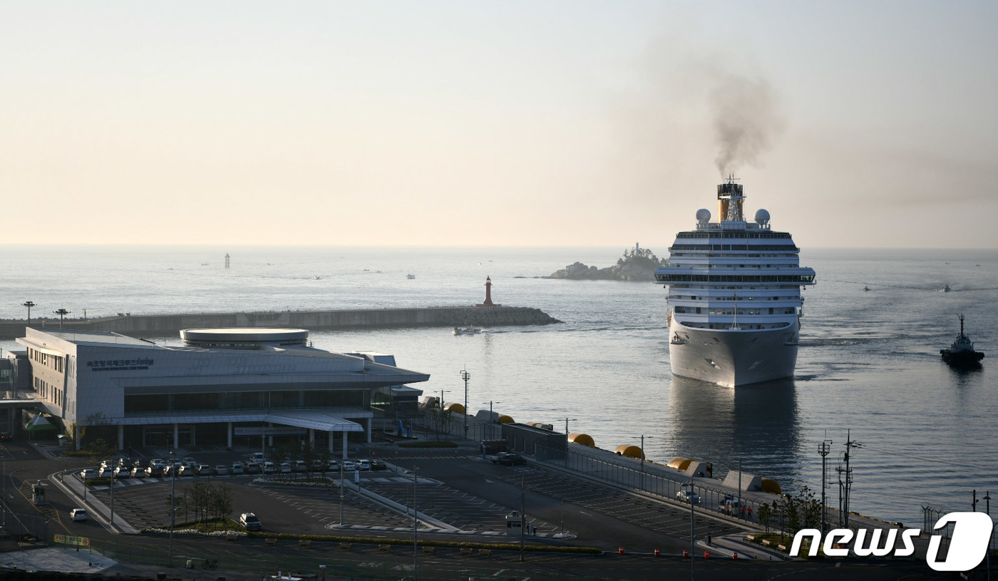 (속초=뉴스1) 고재교 기자 = 2일 11만 톤급 크루즈선인 코스타세레나호가 강원 속초항으로 입항하고 있다. (속초시 제공) 2019.5.2/뉴스1