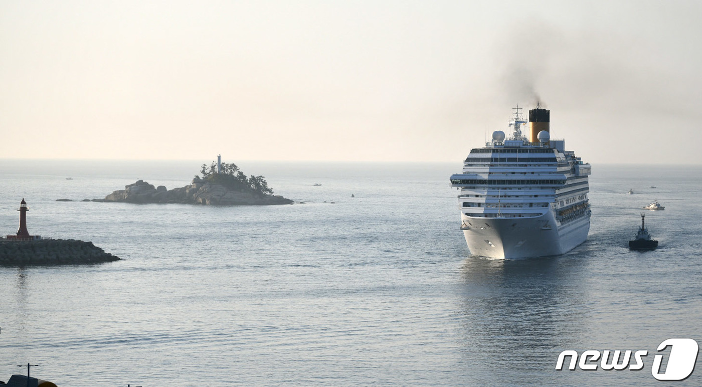 (속초=뉴스1) 고재교 기자 = 2일 11만 톤급 크루즈선인 코스타세레나호가 강원 속초항으로 입항하고 있다. (속초시 제공) 2019.5.2/뉴스1