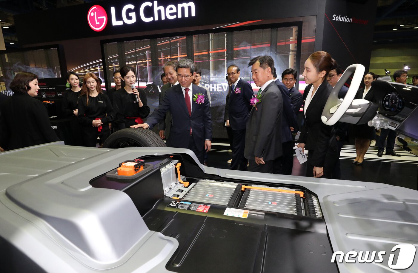 본문 이미지 - 지난해 5월 서울 강남구 코엑스에서 열린 EV(Electric Vehicle) 트렌드 코리아 2019(친환경 자동차 엑스포)에서 참석자들이 LG화학 배터리팩을 보고 있다. 2019.5.2/뉴스1 ⓒ News1 안은나 기자