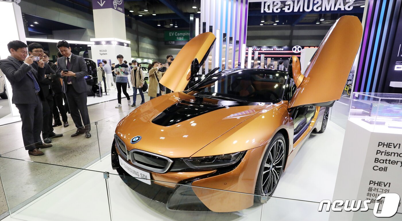 본문 이미지 - 삼성SDI의 배터리가 탑재된 BMW의 전기차 'I시리즈'의 모습/뉴스1 ⓒ News1 안은나 기자