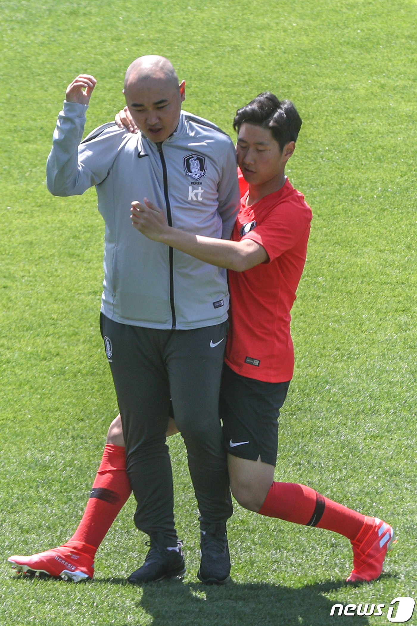 (파주=뉴스1) 성동훈 기자 = 2일 오후 경기도 파주시 파주 NFC에서 열린 남자 U-20 대표팀 미디어데이에서 이강인이 코치와 장난을 치고 있다. 2019.5.2/뉴스1