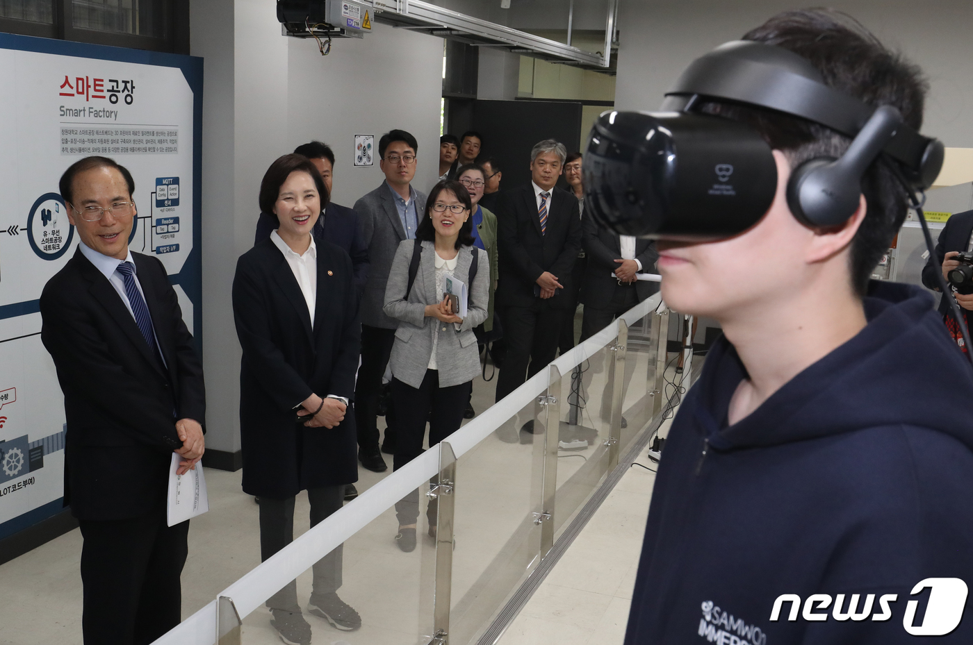 (창원=뉴스1) 여주연 기자 = 유은혜 사회부총리 겸 교육부 장관이 2일 오후 경남 창원대학교 내 스마트공장 테스트베드 실습실 현장을 둘러보고 있다. 2019.5.2/뉴스1