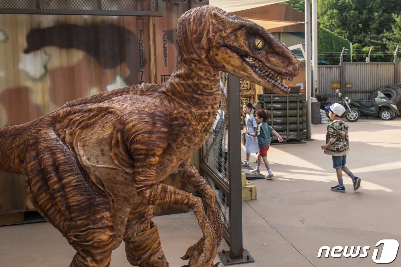 (서울=뉴스1) = 에버랜드가 살아 움직이는 공룡들을 피해 탈출하는 미션 수행 어트랙션 '랩터 레인저(Raptor Ranger)'를 새롭게 열었다고 20일 전했다.랩터들의 공격을 …