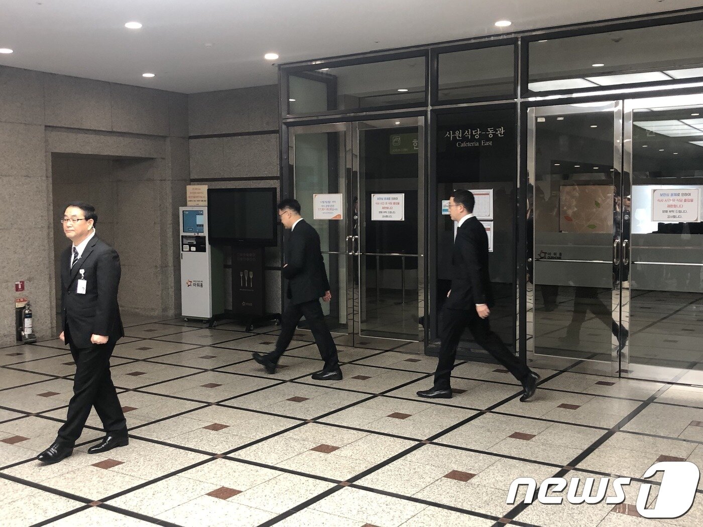 본문 이미지 - 구광모 LG그룹 회장이 20일 오전 서울 여의도 LG트윈타워 지하 1층 강당에서 열린 고(故) 구본무 회장 1주기 추모식에 참석하기 위해 이동하고 있다. 2019.5.20/뉴스1 ⓒ 뉴스1 주성호 기자