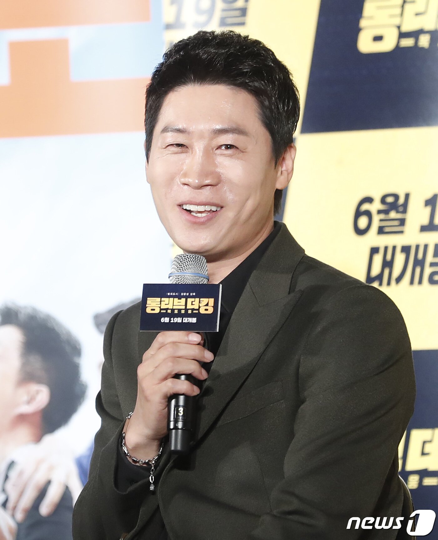 본문 이미지 - 배우 진선규가 20일 오전 서울 메가박스 동대문에서 열린 영화 ‘롱 리브 더 킹: 목포 영웅’&#40;감독 강윤성&#41; 제작보고회에 참석해 인사말을 하고 있다. ‘롱 리브 더 킹: 목포 영웅’은 우연한 사건으로 시민 영웅이 된 거대 조직 보스 ‘장세출’이 국회의원 선거에 출마해 세상을 바꾸기 위해 펼치는 이야기를 그렸다. 2019.5.20/뉴스1 ⓒ News1 권현진 기자