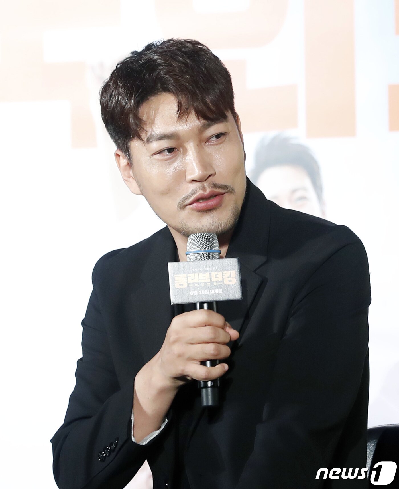 본문 이미지 - 배우 최귀화가 20일 오전 서울 메가박스 동대문에서 열린 영화 ‘롱 리브 더 킹: 목포 영웅’&#40;감독 강윤성&#41; 제작보고회에 참석해 인사말을 하고 있다. ‘롱 리브 더 킹: 목포 영웅’은 우연한 사건으로 시민 영웅이 된 거대 조직 보스 ‘장세출’이 국회의원 선거에 출마해 세상을 바꾸기 위해 펼치는 이야기를 그렸다. 2019.5.20/뉴스1 ⓒ News1 권현진 기자