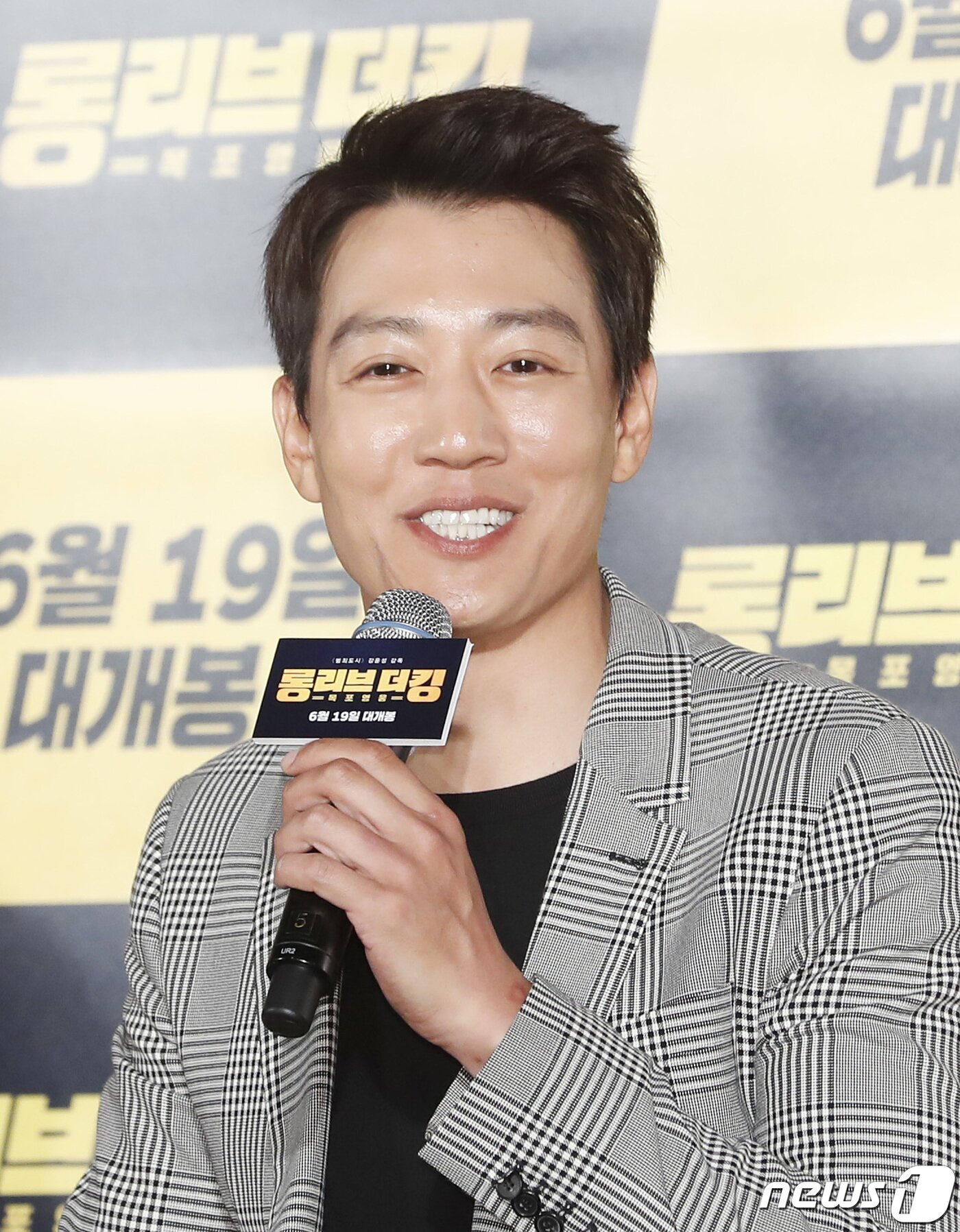 본문 이미지 - 배우 김래원이 20일 오전 서울 메가박스 동대문에서 열린 영화 ‘롱 리브 더 킹: 목포 영웅’&#40;감독 강윤성&#41; 제작보고회에 참석해 인사말을 하고 있다. ‘롱 리브 더 킹: 목포 영웅’은 우연한 사건으로 시민 영웅이 된 거대 조직 보스 ‘장세출’이 국회의원 선거에 출마해 세상을 바꾸기 위해 펼치는 이야기를 그렸다. 2019.5.20/뉴스1 ⓒ News1 권현진 기자