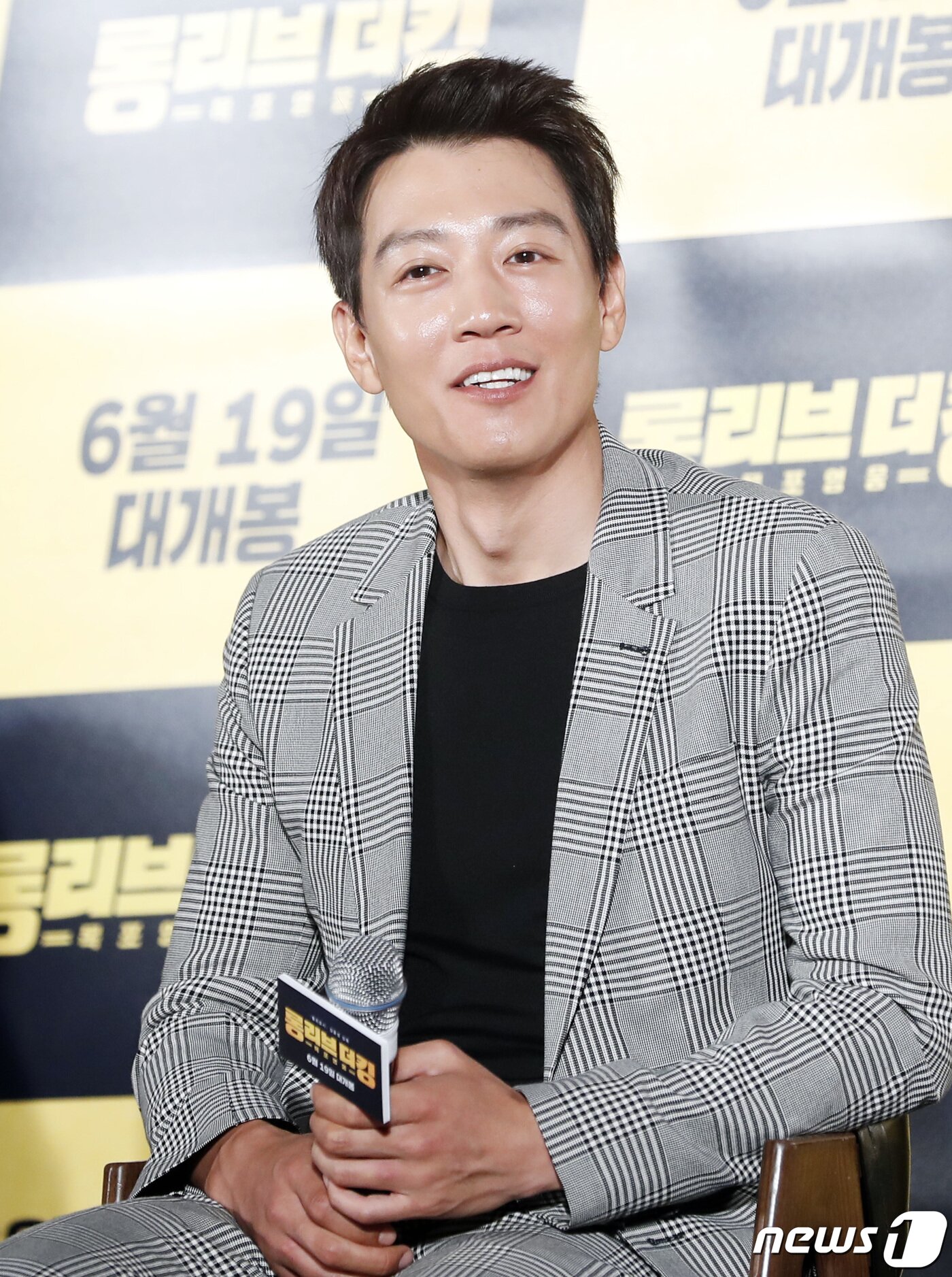 본문 이미지 - 배우 김래원이 20일 오전 서울 메가박스 동대문에서 열린 영화 ‘롱 리브 더 킹: 목포 영웅’&#40;감독 강윤성&#41; 제작보고회에 참석해 매력을 발산하고 있다. ‘롱 리브 더 킹: 목포 영웅’은 우연한 사건으로 시민 영웅이 된 거대 조직 보스 장세출&#40;김래원 분&#41;이 국회의원 선거에 출마해 세상을 바꾸기 위해 펼치는 이야기를 그렸다. 2019.5.20/뉴스1 ⓒ News1 권현진 기자
