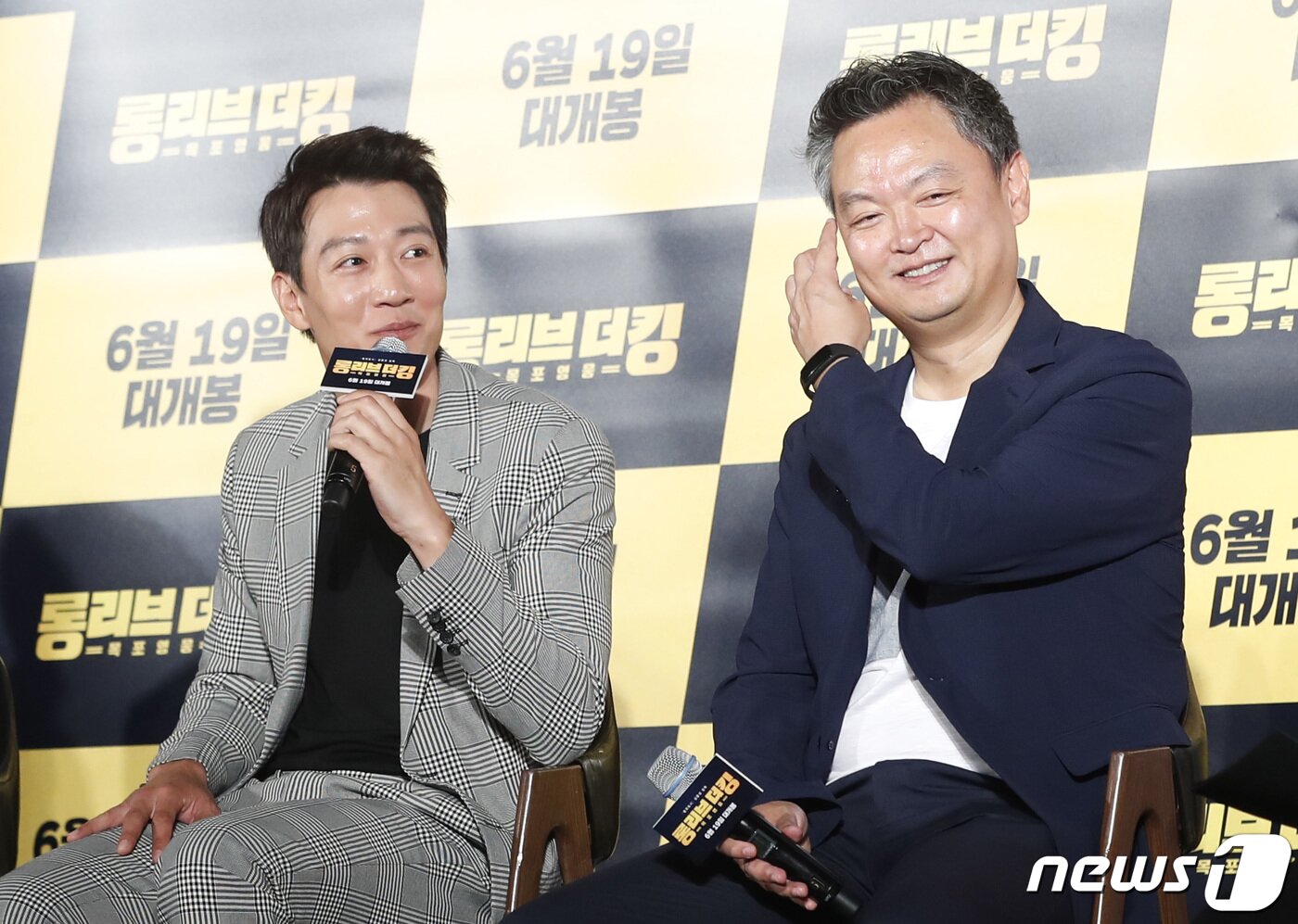 본문 이미지 - 배우 김래원이 20일 오전 서울 메가박스 동대문에서 열린 영화 ‘롱 리브 더 킹: 목포 영웅’&#40;감독 강윤성&#41; 제작보고회에 참석해 촬영 뒷 이야기를 하고 있다. ‘롱 리브 더 킹: 목포 영웅’은 우연한 사건으로 시민 영웅이 된 거대 조직 보스 장세출&#40;김래원 분&#41;이 국회의원 선거에 출마해 세상을 바꾸기 위해 펼치는 이야기를 그렸다. 2019.5.20/뉴스1 ⓒ News1 권현진 기자